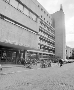 881366 Gezicht op de ingang van het Wilhelmina Kinderziekenhuis (Nieuwegracht 137) te Utrecht, vanaf de A.B.C.-straat.
